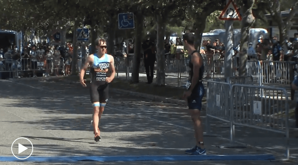 VIDEO | “Cel mai frumos gest din istoria sportului”. Momentul de la un triatlon din Spania care l-a făcut pe Will Smith să plângă