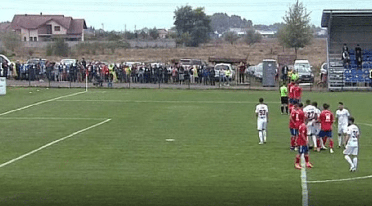 Ce restricții? Meci cu zeci de spectatori în tribună și la gardul stadionului, în comuna Recea, din Maramureș. Echipa locală a bătut Rapidul, în Liga 2