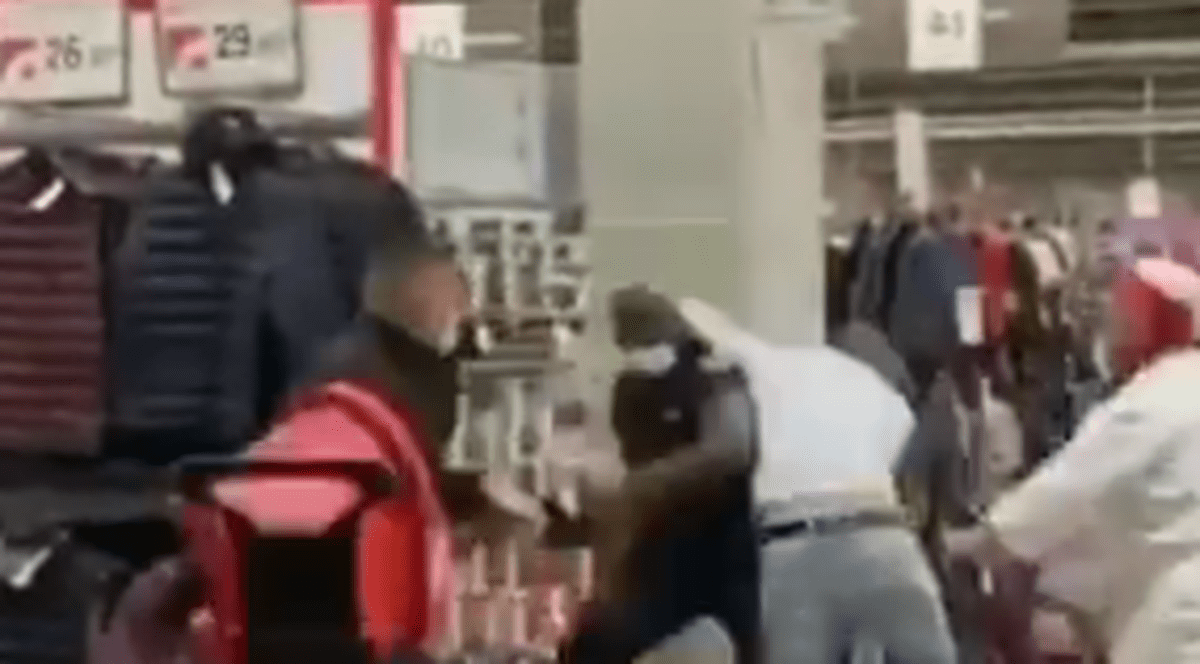 VIDEO | Doi români, bătaie cu agenții de pază dintr-un supermarket din Italia, după ce li s-a cerut să poarte mască