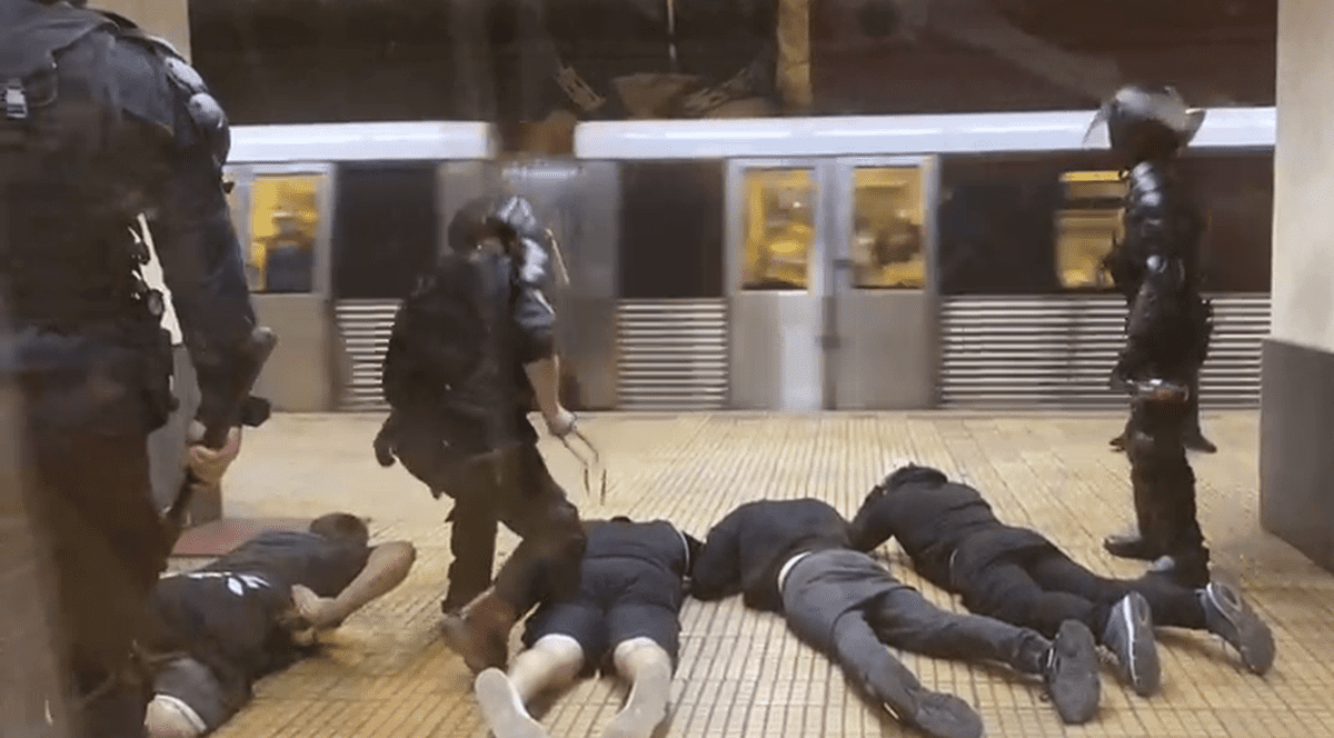 VIDEO | Intervenție în forță la metrou. Suporteri CSA Steaua, puși la pământ și bătuți de forțele de ordine. Jandarmii acuză că au fost atacați
