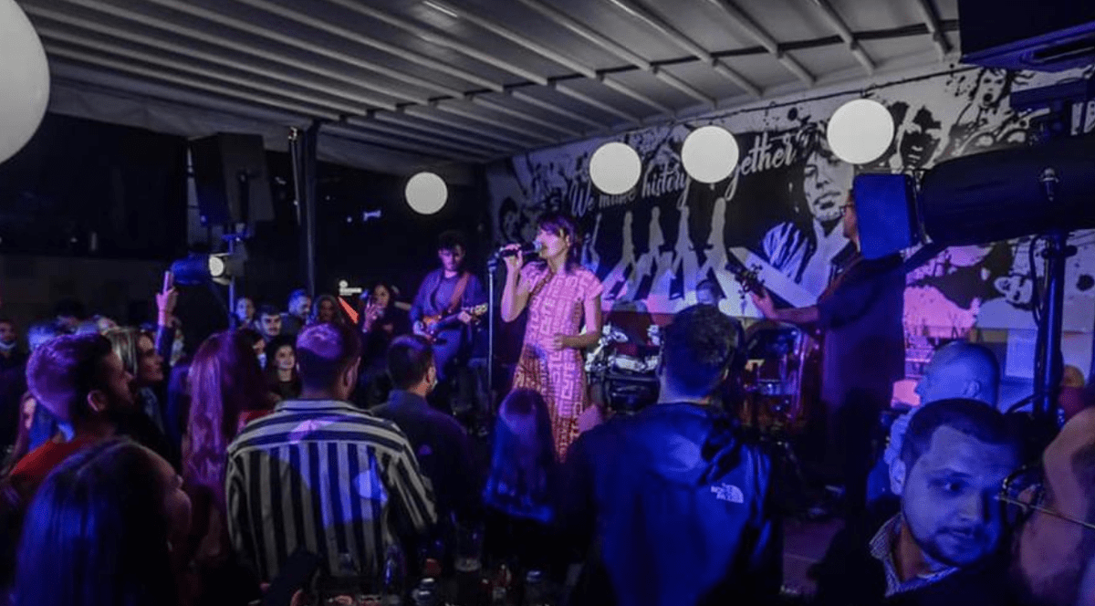 Sute de petrecăreți s-au înghesuit la un concert în Iași. Patroni: “Nu suntem stăpânii clienților”