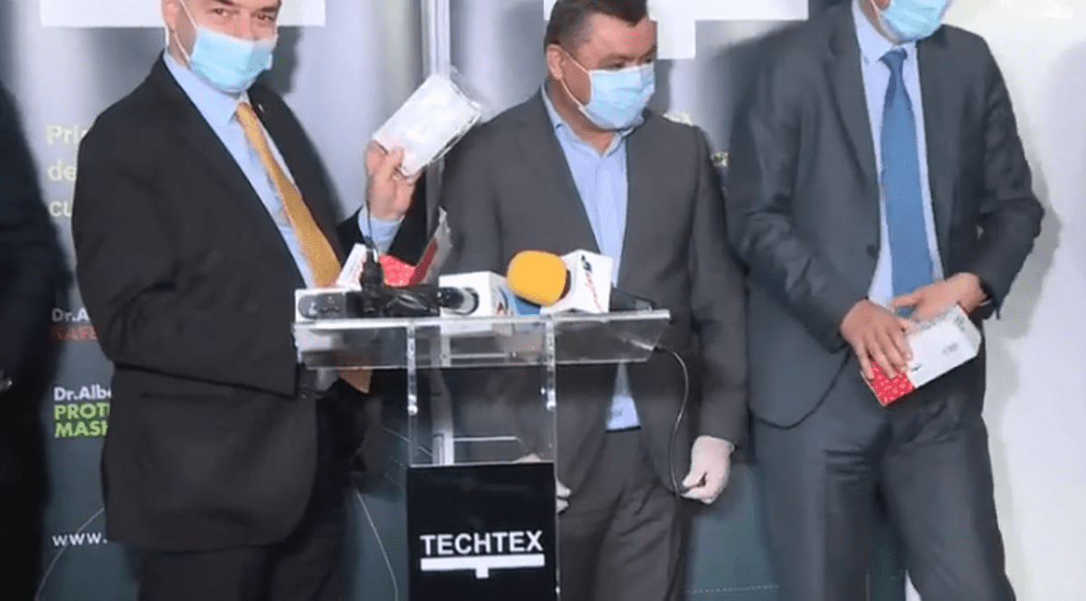 Măștile pentru copii lăudate de premier, criticate de părinți. ”Nu sunt sigilate în cutii. Intră praful și virusurile în ele”