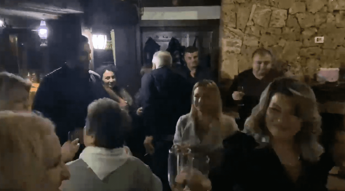 VIDEO | Amenzi de peste 27.000 de lei, după o petrecere la care invitații s-au luat în brațe și au dansat. Vicepreședintele ANPC, printre invitați