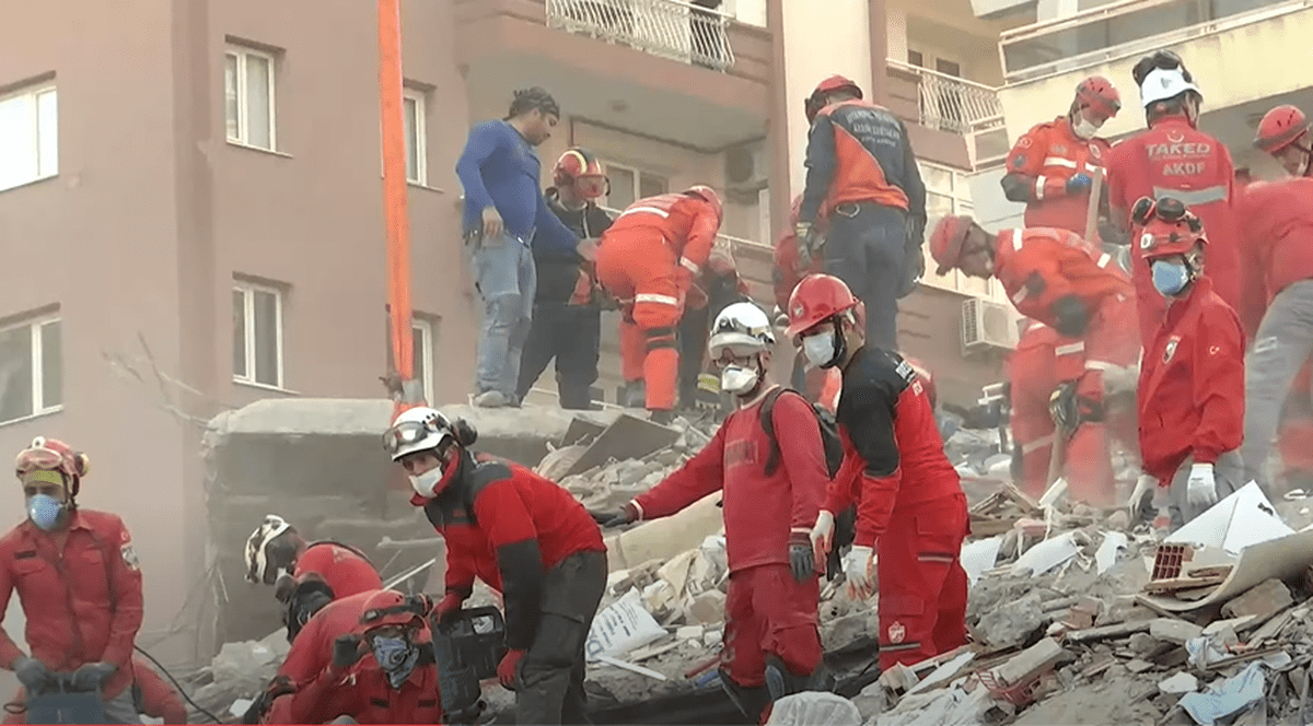 VIDEO  |  Un bărbat din Turcia a fost scos de salvatori de sub dărâmături după 26 de ore de căutări