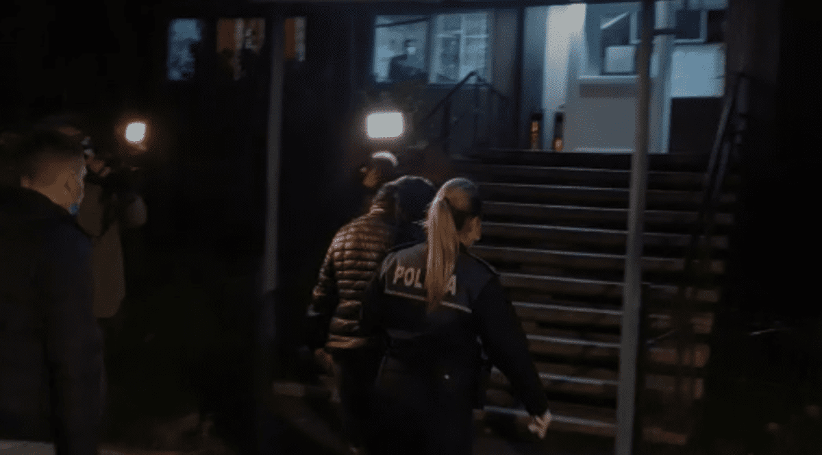 VIDEO  | Femeia care a lovit-o pe Cristina Joia, identificată și audiată la Poliţie: „Mi-a rupt ștergătorul de la mașină”