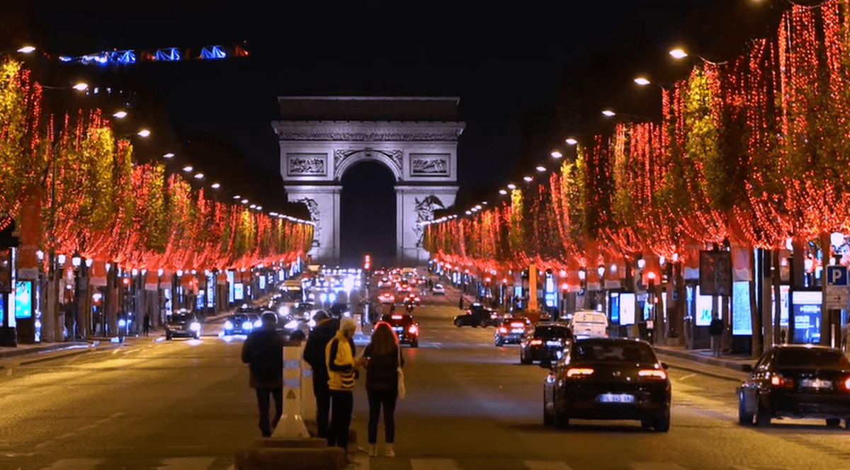 Sărbătorile de iarnă în timpul pandemiei. Luminile de Crăciun, aprinse pe Champs-Elysées