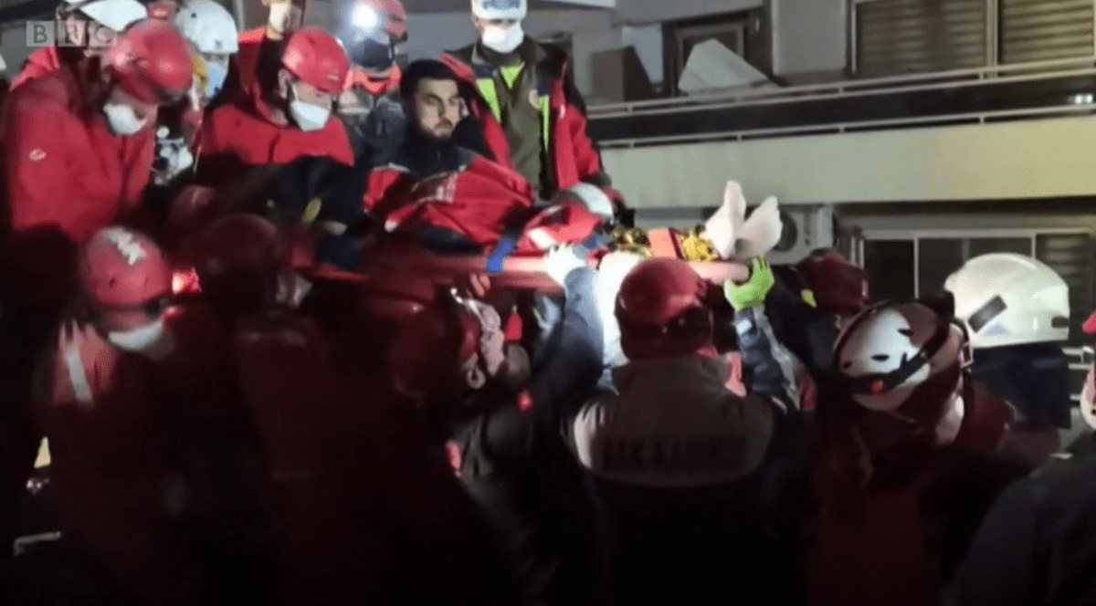 VIDEO | Un bărbat de 70 de ani, salvat de sub dărâmături la 33 de ore după seismul care a zguduit Turcia: „Nu mi-am pierdut niciodată speranța”