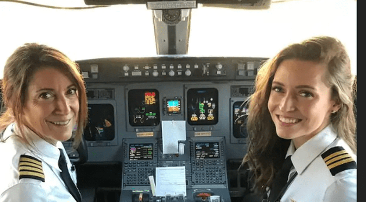 Caz unic: O mamă și fiica ei, la manșa unui avion de pasageri. Când vor face primul zbor