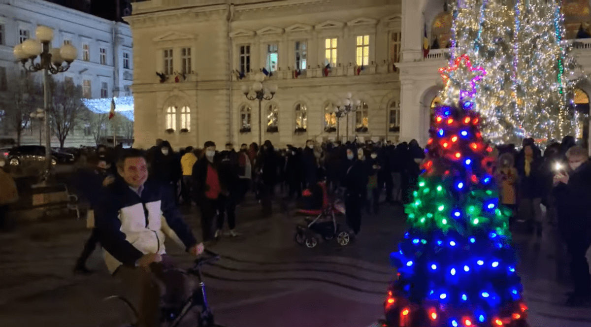 VIDEO | Zeci de persoane au participat la aprinderea luminilor de Crăciun, la Arad. Printre ei, edilul orașului care nu a purtat mască