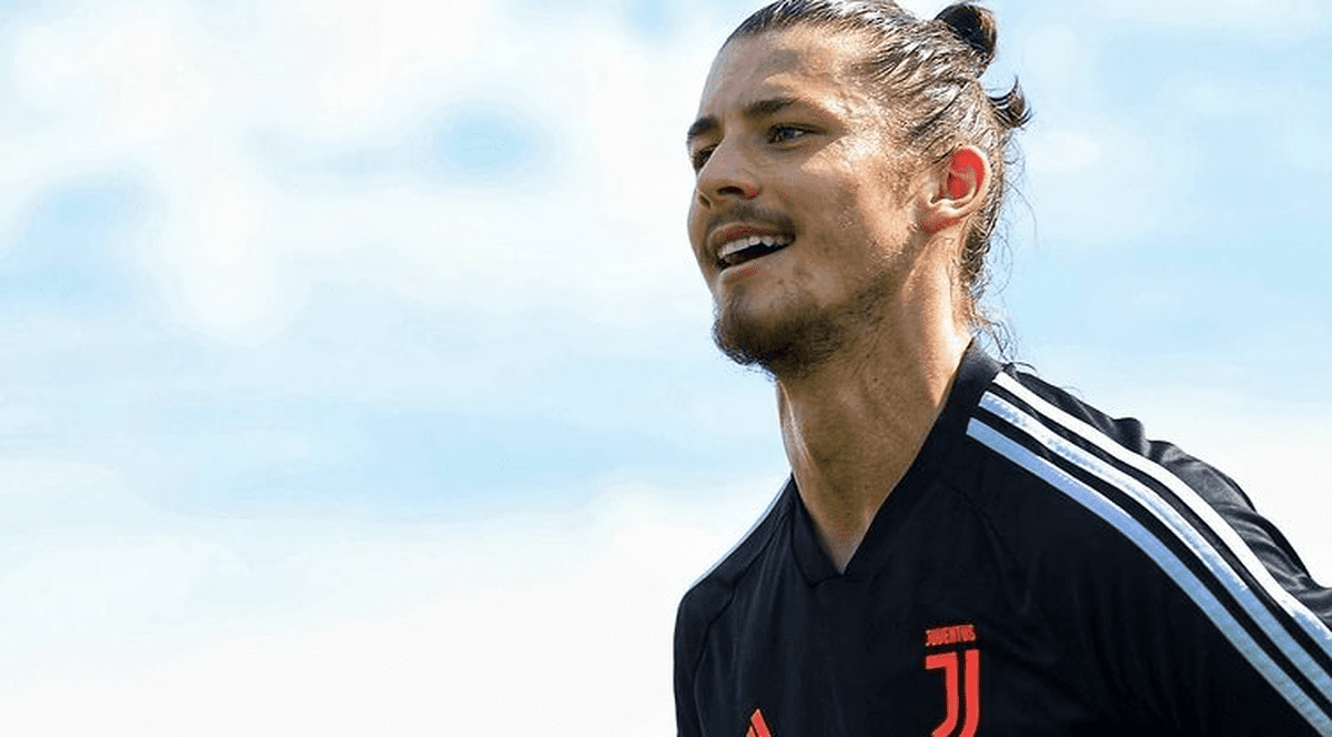 Cum a ajuns un tânăr de 18 ani din România să joace alături de Cristiano Ronaldo: „E ciudat să-l vezi la TV și apoi să fii cu el la antrenament”