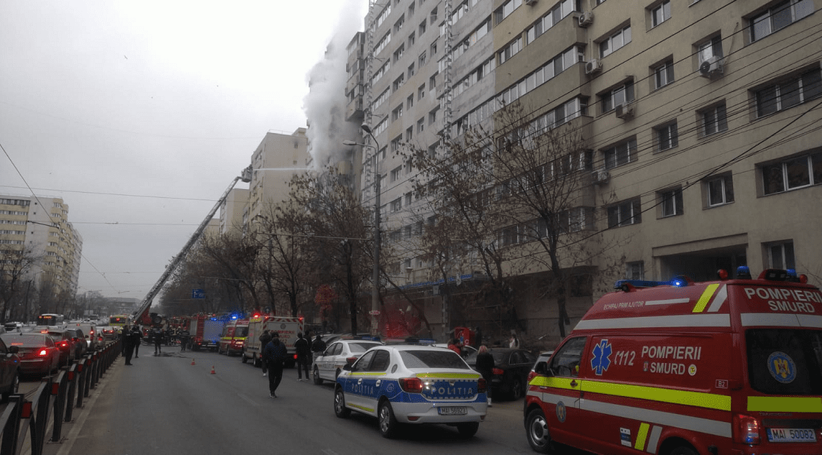 VIDEO | Incendiu puternic într-un bloc din București. ISU: "Degajări mari de fum"
