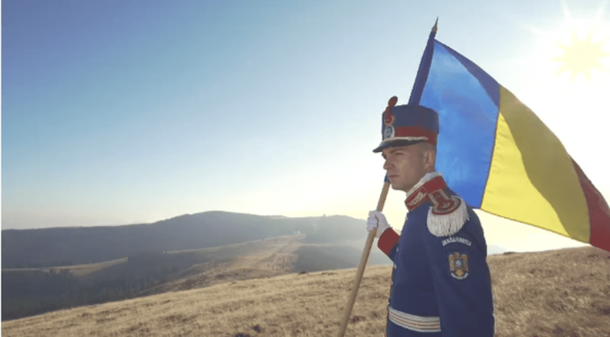 Jandarmul care a cântat imnul pe munte s-a îmbolnăvit de COVID. „Am crezut că am răcit când am cărat pianul”