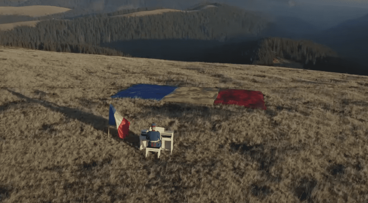 VIDEO | Urare specială de 1 Decembrie: un jandarm cântă imnul național în vârf de munte