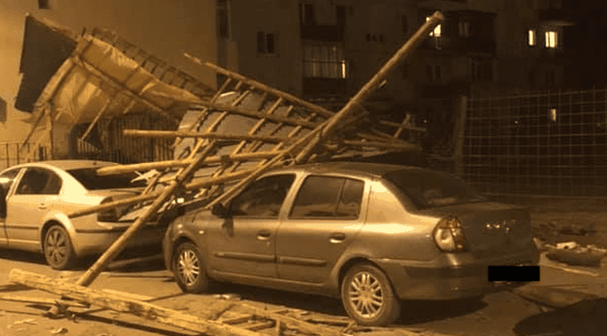 VIDEO | Acoperișuri smulse de vânt în Sibiu. Oamenii au aflat de pe Facebook că mașinile lor au fost avariate