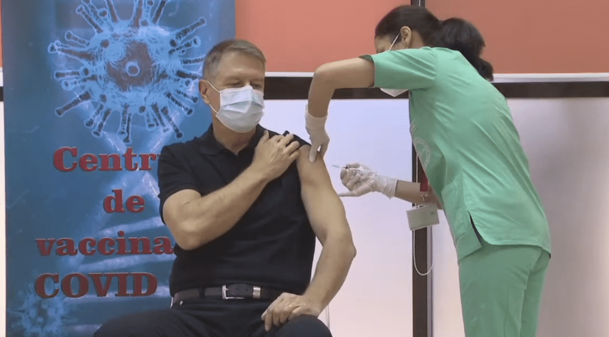 Președintele Klaus Iohannis se vaccinează anti-COVID, la centrul de la Spitalul Militar
