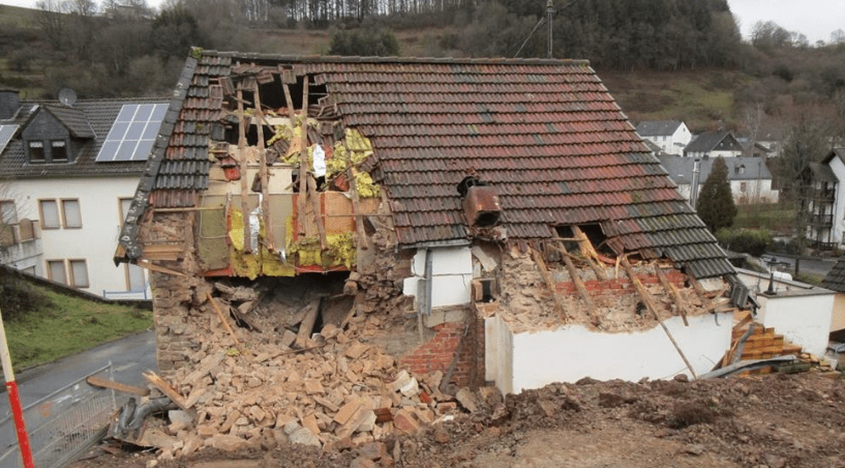 Un german și-a dărâmat casa cu buldozerul, cu tot cu chiriașul rău-platnic în ea