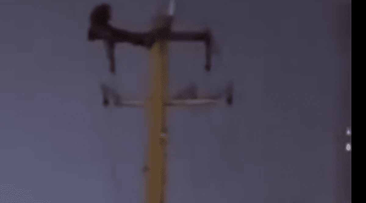 Un chinez care făcea flotări pe un stâlp de electricitate a provocat o uriașă pană de curent