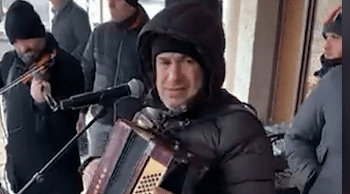 Manelistul Ștefan de la Bărbulești și fiul său au fost amendați, în Buzău. Cântau la o înmormântare cu zeci de participanți