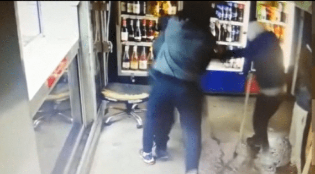 Trei bărbați din Capitală, reținuți, după ce au amenințat cu un pistol de tip airsoft angajata unei staţii GPL pentru a o jefui