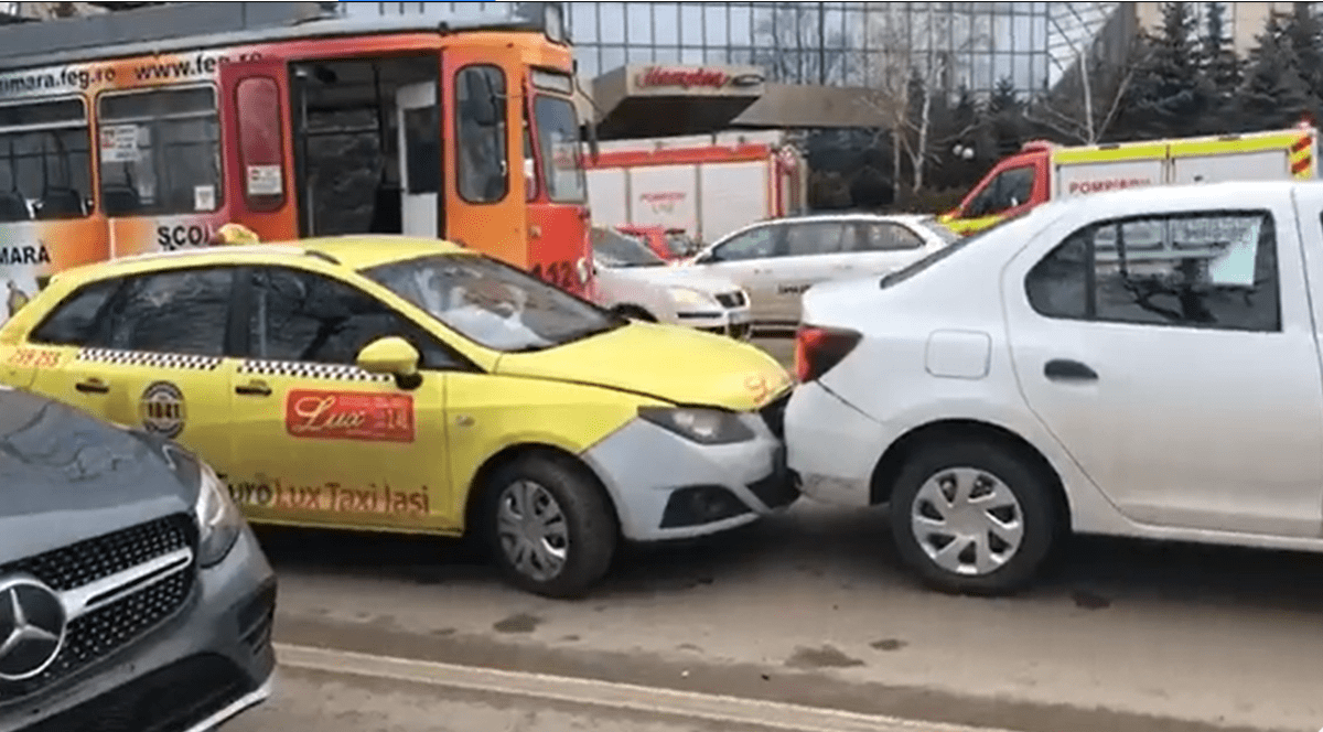 Un tramvai a lovit șase mașini care așteptau la semafor, în centrul Iașului. Vatmanul spune că nu au ținut frânele