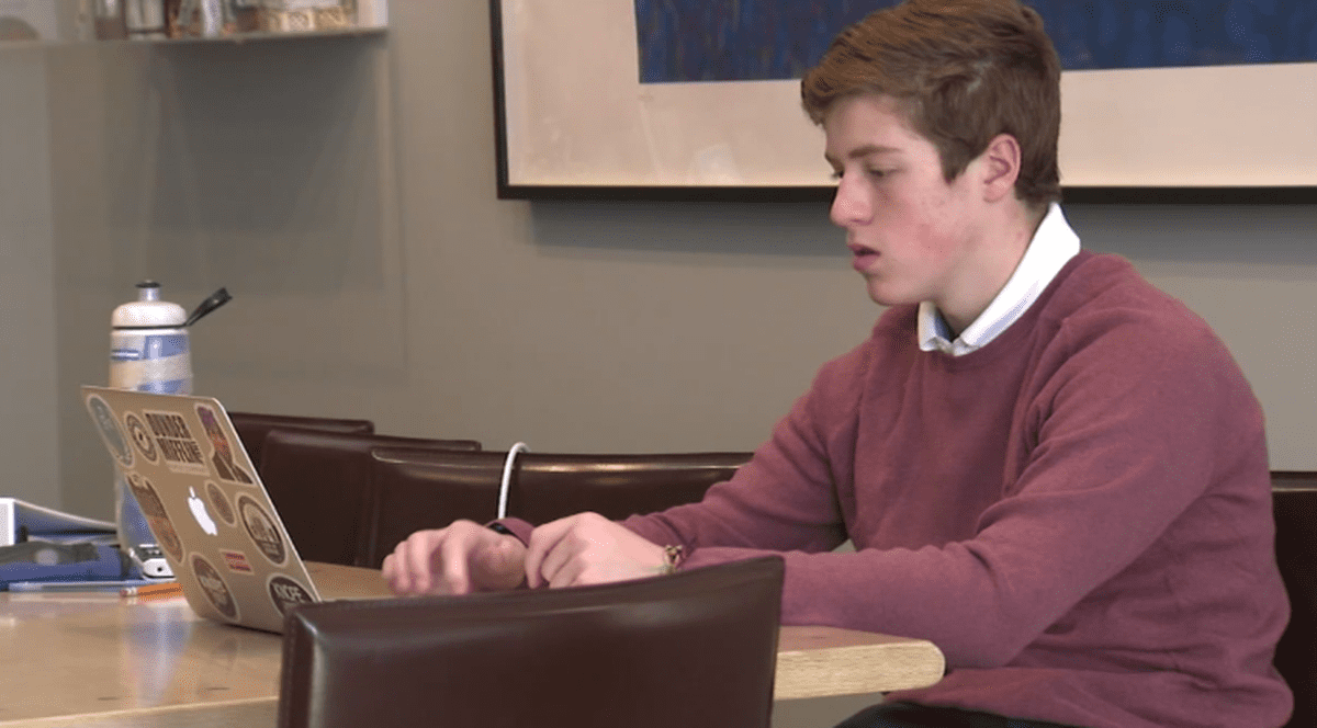 „Vânătorii de vaccin”. Cum a ajutat un elev de 14 ani peste 100 de persoane să se programeze pentru imunizare