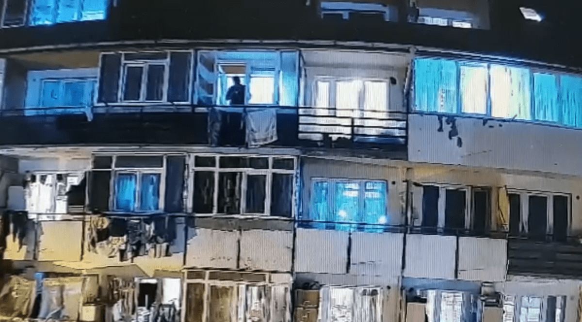 Primăria Pitești va evacua o familie dintr-un bloc social, deoarece a aruncat gunoi pe geam. Autoritățile au montat camere de supraveghere ca să afle cine face mizerie