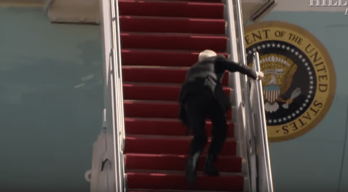 Îmbarcare cu probleme. Președintele american ​Joe Biden a căzut pe scara Air Force One