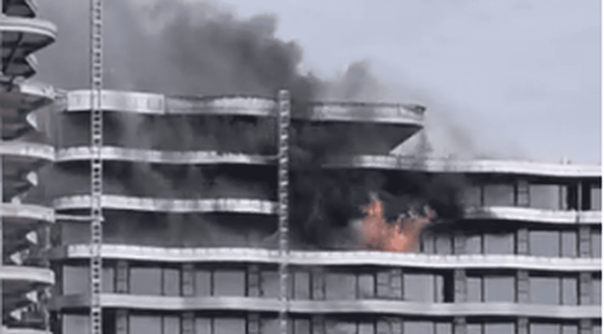 VIDEO | Incendiu puternic într-un bloc aflat în construcție din Mamaia