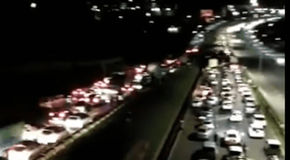 Mii de oameni au rămas blocați în trafic în Kenya, după ce drumurile au fost închise în timpul carantinei de noapte