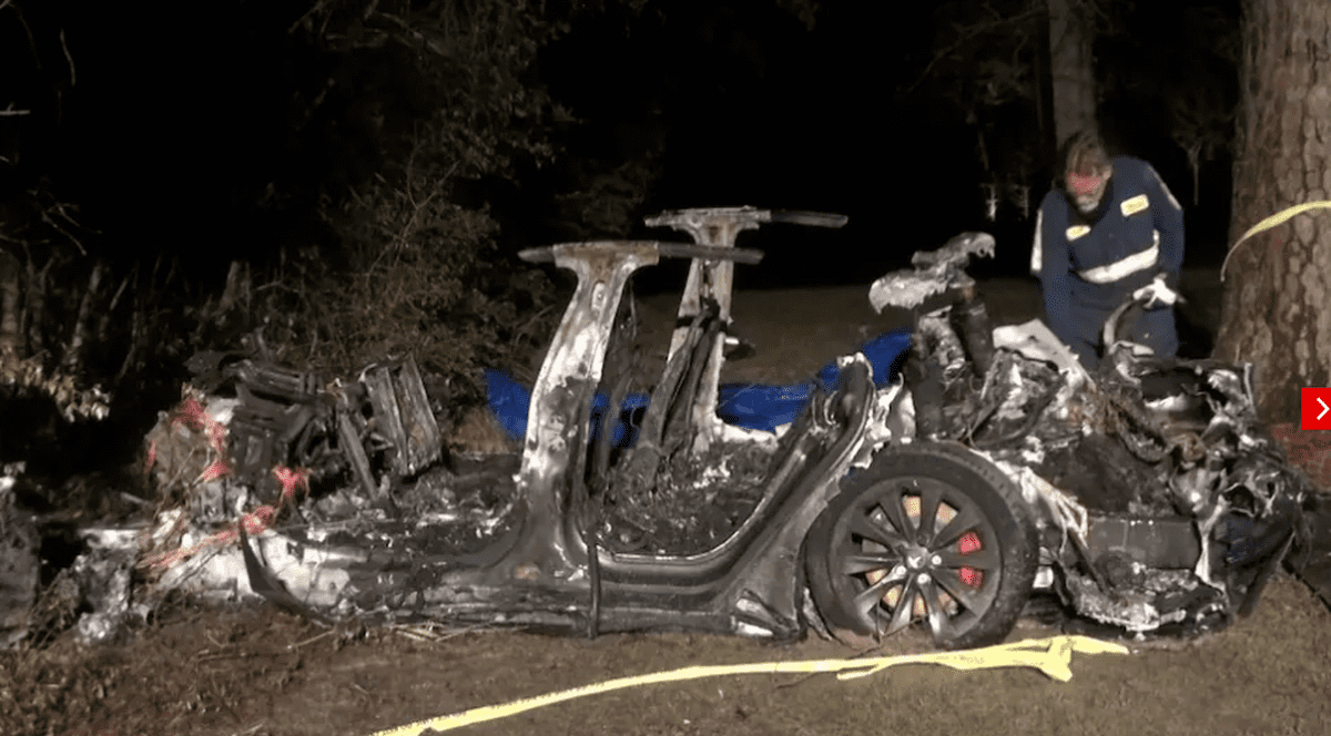 Doi americani au murit, după ce mașina Tesla condusă de pilotul automat a intrat într-un copac și a luat foc