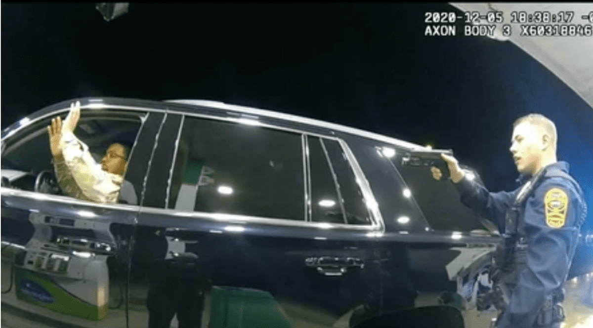 VIDEO | Militar american, scos din maşină de polițiști sub ameninţarea armelor şi stropit cu spray paralizant