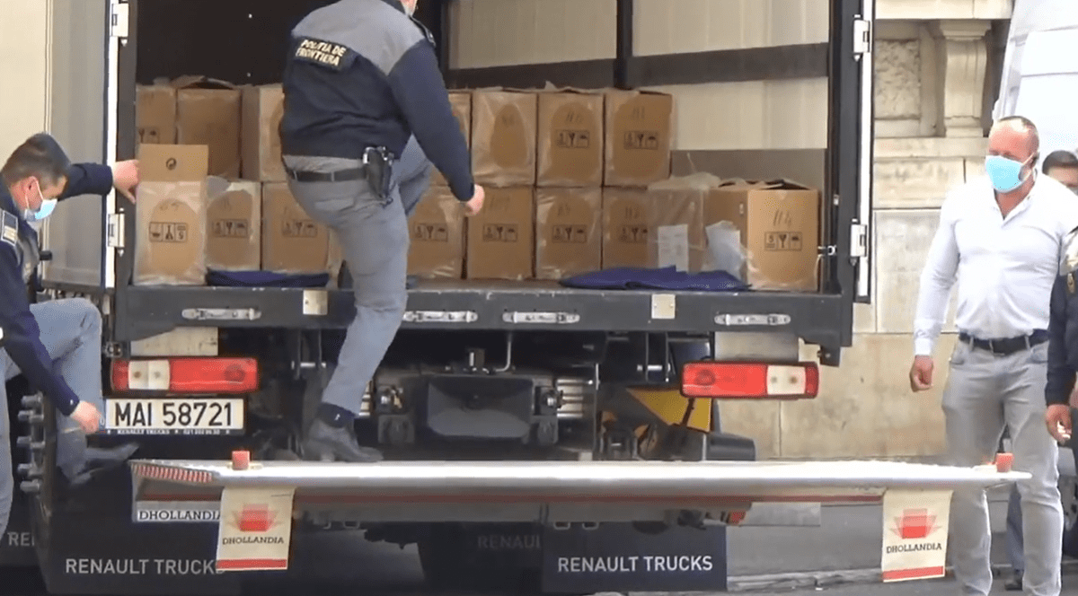 Captură-record de arme letale la graniță: 2.850 de pistoale ascunse într-un transport de mobilă