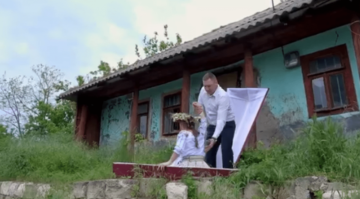 Un partid din Republica Moldova a adus un sicriu la lansarea campaniei electorale