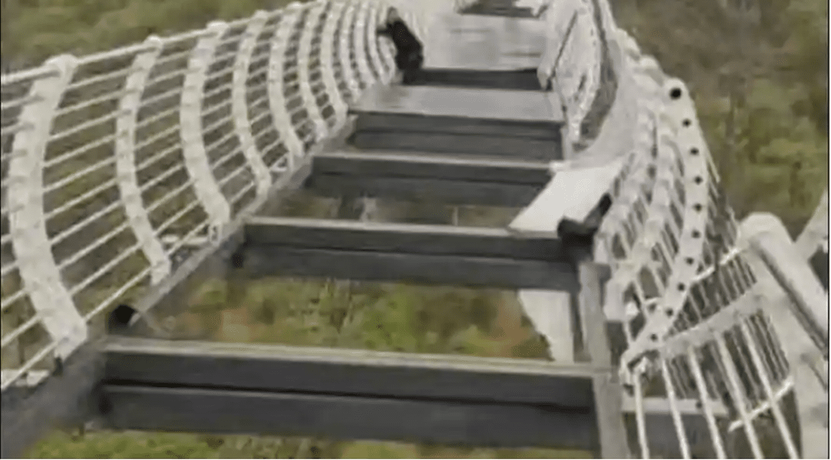 Un chinez a rămas agățat de un pod la 100 de metri înălțime, după ce panourile de sticlă s-au spart