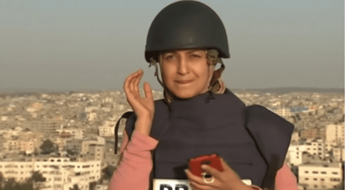 Reacția unei jurnaliste din Gaza care transmitea live în timp ce clădirea de lângă ea era bombardată