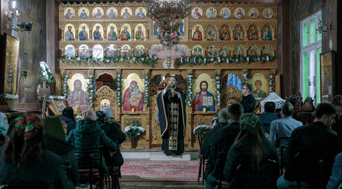 Mesajul de Paște al unui preot, în limbajul semnelor. „Să ne oprim puțin din alergările noastre”