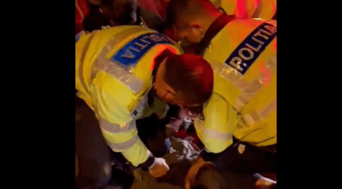 Polițiști din Craiova, agresați de mai multe persoane după ce au imobilizat un șofer băut. Un agent a ajuns la spital