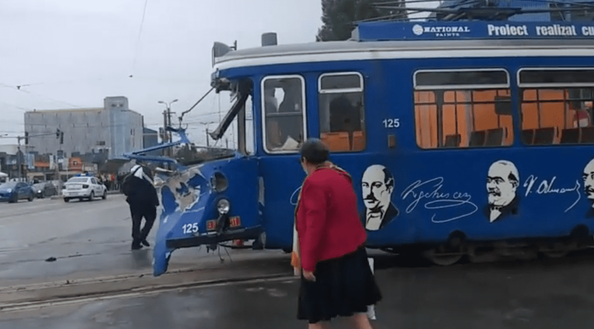 Un tramvai a fost lovit violent de un TIR, în Iași. "Vatmanul a ştiut să reacţioneze"