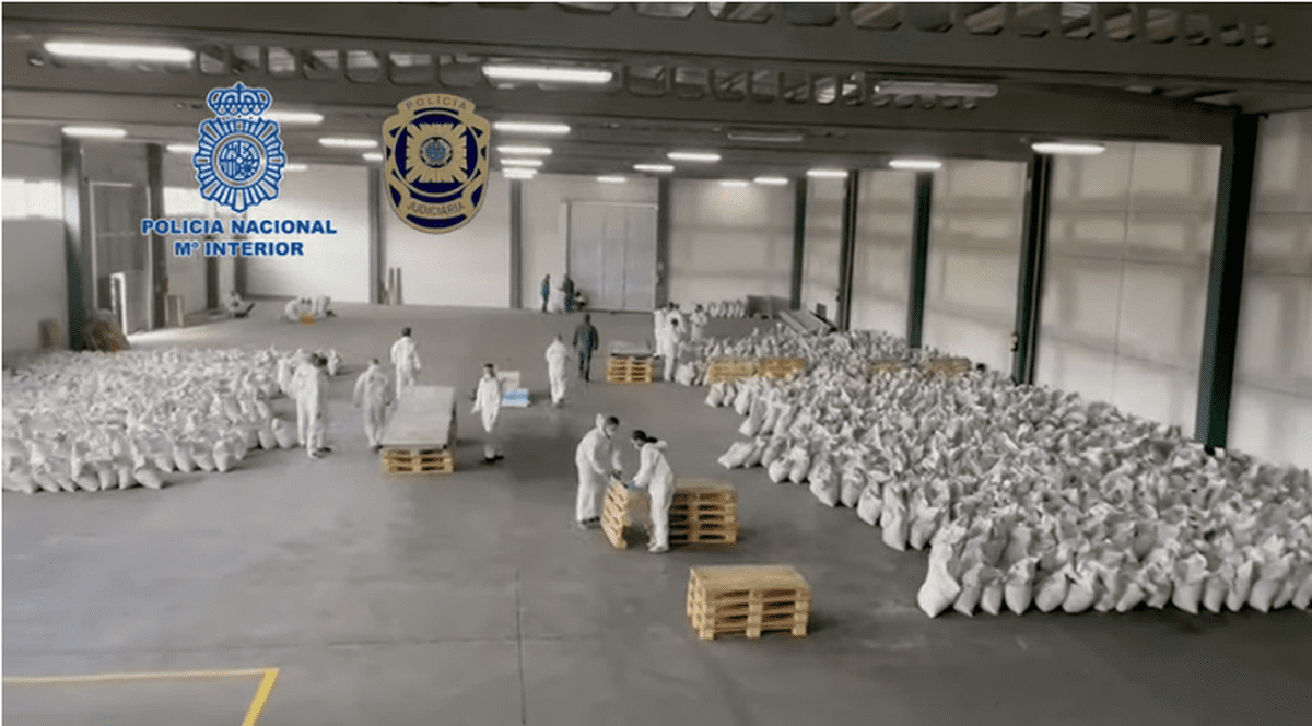 Aproape o tonă de „cocaină neagră”, confiscată în Spania