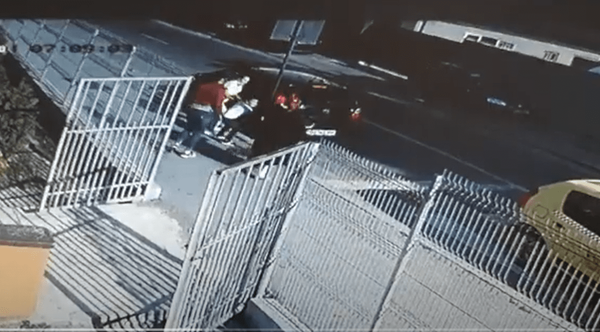 Doi copii au fost luați cu forța de mamă dintr-o grădiniță din Craiova, iar educatoarele au fost agresate