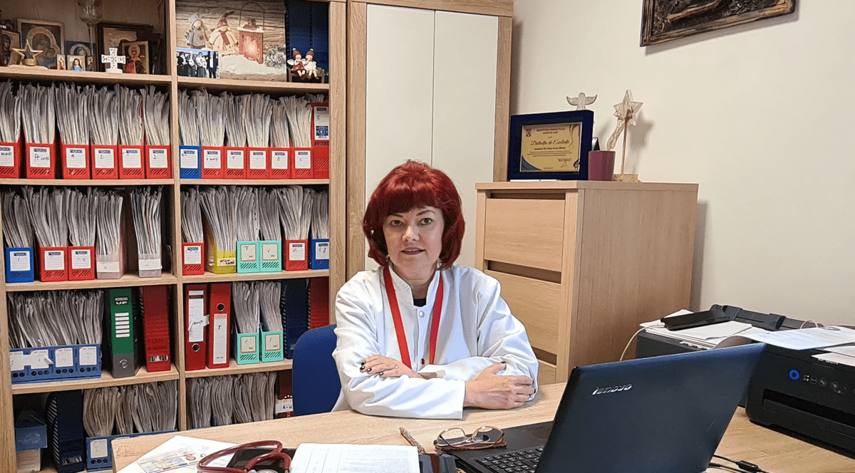 Reportaj în cabinetul celui mai de succes medic de familie din Iași. Cum își convinge pacienții să se vaccineze anti-COVID