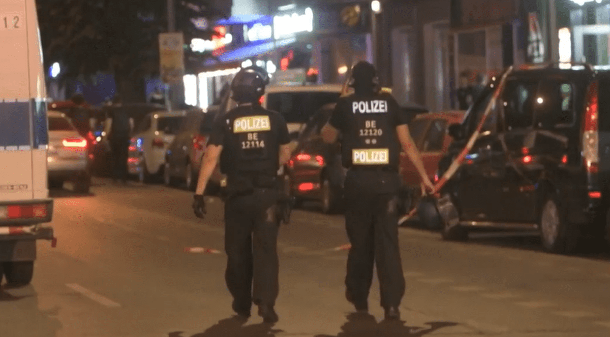 Atac armat la Berlin. 27 de focuri de armă, trei persoane rănite. Trăgătorul nu a fost prins