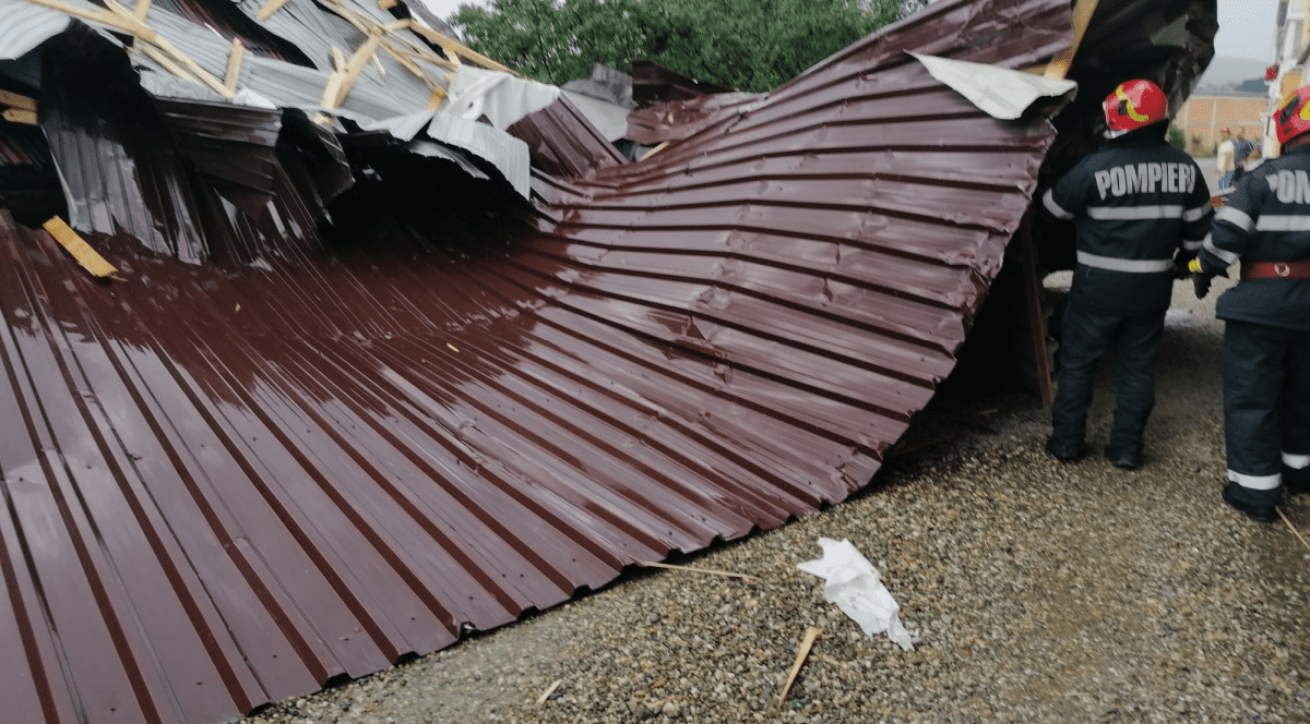 Bilanțul vijeliei de miercuri seară: zeci de localități afectate, sute de copaci și stâlpi puși la pământ, mașini avariate