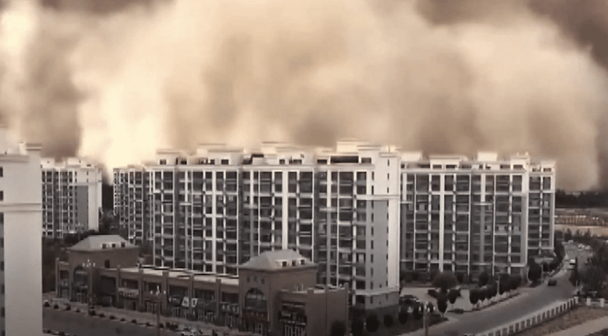 Imagini apocaliptice cu o furtună de nisip care „înghite” un oraș din China