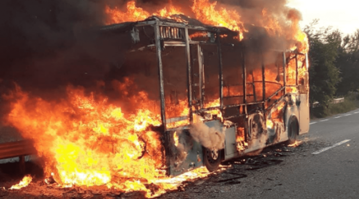 Un autobuz electric a luat foc în Dej. Pasagerii s-au autoevacuat