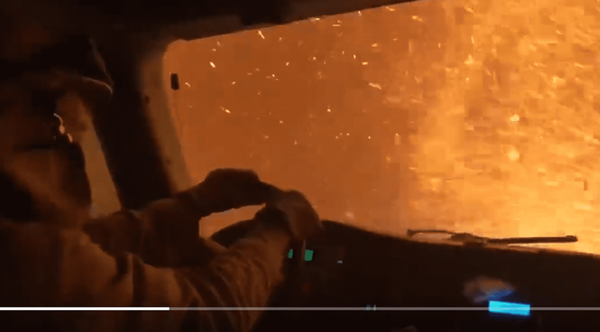 Imagini dramatice surprinse într-o mașină de pompieri, cuprinsă de flăcările incendiilor din California