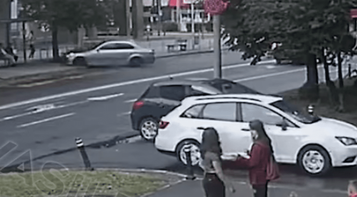 Tânăra spulberată de o mașină în stația de autobuz din Baia Mare a murit