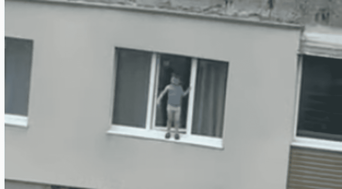 Un copil de 4 ani, filmat pe pervaz la etajul 9 al unui bloc, în Ucraina