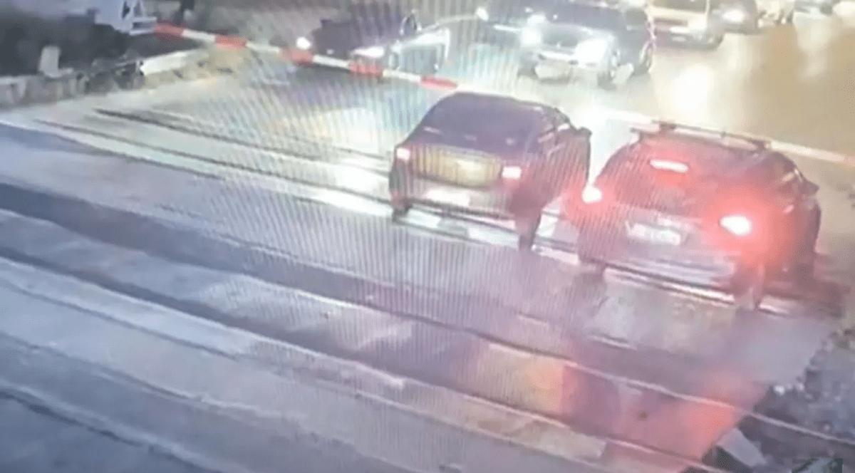 VIDEO | Mașini prinse între bariere, pe calea ferată. „Un caz clasic” de încălcare a legislației rutiere, susține CFR