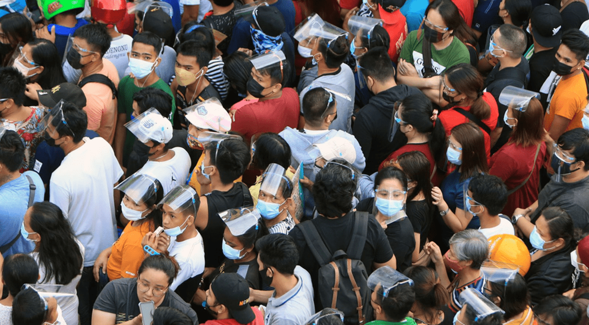 Haos la Manila. Filipinezii s-au îmbulzit să se vaccineze înainte ca regiunea să intre în carantină